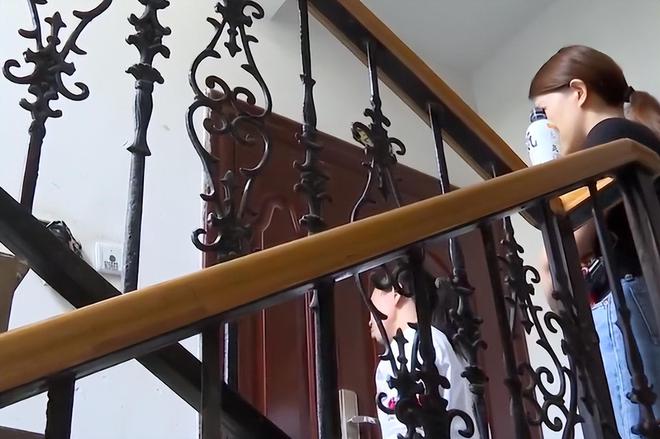身母亲赶出家门背后真相令人泪目m6米乐注册湖南14岁女儿将单(图4)